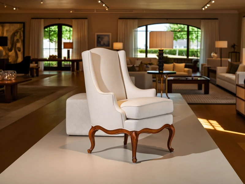 Showroom lumineux avec un fauteuil mis en valeur sur un piédestal