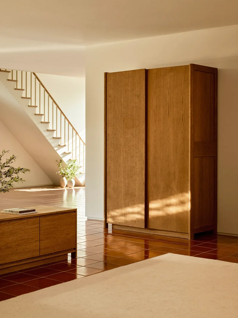 Grande armoire en chêne et buffet bas dans une entrée aux carreaux de terre cuite